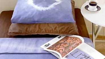 Dekoracje. Elegantkom pamiętającym modę lat osiemdziesiątych XX wieku nieobca jest technika farbowania, której efekty widać na pokazanej tu pościeli. Osobom, które nie poznały tajników takiego barwienia tkanin, przyda się nasza instrukcja krok po kroku. WNETRZA DEKORACJE POSCIEL UFARBOWANA W NIEREGULARNE KREGI