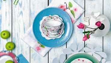Od lewej: 1. Serwetka 28 zł Ludwik Styl 2. Talerz 19,99 zł H&M Home 3. Sztućce 7,50 zł/szt. home&you 4. Talerz 24,90 zł Duka 5. Imbryk z podgrzewaczem 189 zł Tea&Tea 6. Talerz 65 zł BBHome 7. Talerz 55 zł BBHome 8. Talerz 36,90 zł Duka 9. Talerzyk 45 zł, BBHome 10. Filiżanka ze spodkiem 49,90 zł Zara Home 11. Bieżnik 35 zł home&you 12. Wazon 55,99 zł F&F Home 13. Sztuczna gałązka magnolii 19 zł BBHome 14. Sztuczne jabłka 4,50 zł/szt. Inne Meble 15. Talerzyk 49 zł BBHome 16. Podkładka 15,90 zł Duka 17. Talerzyk 55 zł BBHome 18. Patera 59,90 zł IKEA 19. Talerz 20 zł Tiger 20. Talerzyk 19 zł home&you 21. Czajniczek 90,90 zł Duka 5.03.2015 Warszawa , Cztery Katy , Dekoracje , Wiosna , stylizacja Joanna Plachecka . Fot. Agata Jakubowska / Agencja Gazeta SLOWA KLUCZOWE: WNETRZA
