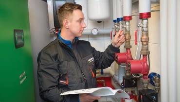 Po zamontowaniu kotła na paliwa stałe wraz z zasobnikiem ciepłej wody oraz potrzebnym osprzętem napełniamy instalację grzewczą wodą Po zamontowaniu kotła na paliwa stałe wraz z zasobnikiem ciepłej wody oraz potrzebnym osprzętem napełniamy instalację grzewczą wodą