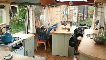 Majestic Bus. Mała jadalnia. hotel w autobusie, mieszkanie w autobusie, oryginalny dom, dom w autobusie