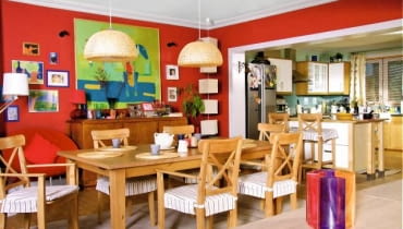 Oto oni - państwo Boscy z synami: Natalia (szefowa w wydawnictwie prasowym), Ludwik (architekt), Tomek (młody filozof), Kuba (miłośnik sportu) i najmłodszy Kacper (mistrz trudnych pytań). Mieszkają w Warszawie. Od typowej polskiej rodziny różnią się tym, że są rodzinką filmową, a ich dom powstał w hali Telewizji Polskiej. <BR /> WNĘTRZA. Układ i wielkość pomieszczeń odpowiadają pierwowzorowi, czyli wnętrzom z serialu kanadyjskiego (nasz powstał na licencji). - Chcieliśmy dorównać kanadyjskim standardom, ale z drugiej strony zależało nam, by wystrój przypominał domy, w których żyjemy na co dzień. Musieliśmy pogodzić te dwa założenia - mówi Jacek Osadowski. I faktycznie, aneks jadalny nie odbiega od polskiej rzeczywis-tości: duży stół blisko otwartej kuchni, komoda, na ścianach fotografie i rysunki dzieci. 24.01.2011 WARSZAWA SESJA WNETRZE , NA ZDJECIU WNETRZE PLAN FILMOWY SERIALU RODZINKA.PL STYLIZACJA KATARZYNA KOWALSKA DLA CZASOPISMA CZTERY KATY FOT. ARKADIUSZ SCICHOCKI / AGENCJA GAZETA