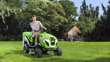 WYGODNA KOSIARKA VIKING MT 5097 Z z koszem o pojemności 250 l, 2-cylindrowym silnikiem Briggs & Stratton o mocy maks. 15,7 KM i hydrostatyczną przekładnią. WYGODNA KOSIARKA VIKING MT 5097 Z z koszem o pojemności 250 l, 2-cylindrowym silnikiem Briggs & Stratton o mocy maks. 15,7 KM i hydrostatyczną przekładnią.