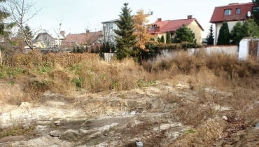 Dokładna znajomość warunków gruntowo-wodnych pomaga podjąć właściwe decyzje dotyczące posadowienia domu, ochrony piwnic przed wodą i uniknąć problemów z okresowym zalewaniem działki przez wody deszczowe, ewentualnie rodzaju przydomowej oczyszczalni ścieków. OLYMPUS DIGITAL CAMERA