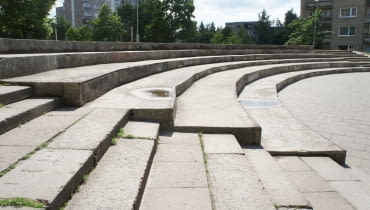 Meble miejskie wkomponowane w skarpę betonowego amfiteatru Meble miejskie wkomponowane w skarpę betonowego amfiteatru