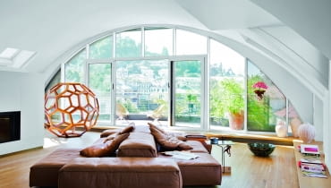 Pod kolebkowym sufitem salonu sofa Extrasoft Piero Lissoniego (Living Divani). Ażurowa struktura to wykonana z drewna huanghuali rzeźba 'Divine proportion' chińskiego artysty Ai Weiwei`a. Pod kolebkowym sufitem salonu sofa Extrasoft Piero Lissoniego (Living Divani). Ażurowa struktura to wykonana z drewna huanghuali rzeźba 'Divine proportion' chińskiego artysty Ai Weiwei`a.