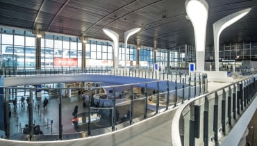 Antresola na Dworcu Centralnym w Warszawie Dlaczego antresola na Dworcu Centralnym została nominowana do Makabryły? Tłumaczą autorzy zestawienia na bryla.pl: - Powodów jest co najmniej kilka. Po pierwsze projekt autorstwa SUD Architectes zdaje się nie zauważać oryginalnej koncepcji budynku opracowanej przez Arseniusza Romanowicza. Postmodernistyczne, opływowe kształty bliższe są przypominającej blob architekturze Złotych Tarasów, niż modernistycznej bryle Dworca Centralnego. Ponadto wprowadzenie wielkich lamp i zasłaniającej słońce antresoli (o czym świadczy konieczność doświetlania hallu w ciągu dnia) zakłóciło pierwotny charakter wnętrza oraz symetryczny podział hallu głównego na strefę kas i zejście na perony. Zniknęła gdzieś wielka przestrzeń. Całe wnętrze bardziej kojarzy się z centrum handlowym niż dworcem, który przede wszystkim powinien zapewniać szybką i sprawną obsługę podróżnych. Antresola na Dworcu Centralnym w Warszawie