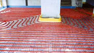 Dzięki temu, że grzejnikiem jest cała powierzchnia podłogi, ciepło dochodzi wszędzie równomiernie i nie ma stref przegrzania. OGRZEWANIE PODLOGOWE W GRUBEJ WARSTWIE WYLEWKI