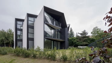 Domy ze skrzelami w Zielonkach. Proj. Superhelix Pracownia Projektowa – Bartłomiej Drabik Domy ze skrzelami w Zielonkach. Proj. Superhelix Pracownia Projektowa – Bartłomiej Drabik