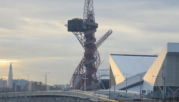 Tereny Olimpijskie w Londynie, wieża wieży Orbit, wys. 115 metrów. Projekt jest wynikiem współpracy rzeźbiarza Anisha Kapoora i konstruktora Cecila Balmonda z firmy Arup. Tereny Olimpijskie w Londynie, wieża wieży Orbit, wys. 115 metrów. Projekt jest wynikiem współpracy rzeźbiarza Anisha Kapoora i konstruktora Cecila Balmonda z firmy Arup.