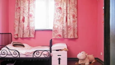 <B>Laleczki-talizmany przynoszące ponoć szczęście i radość wszędzie tam, gdzie się pojawią, dostarczyły stylistce pomysłu na nową aranżację wnętrza. I zaczarowały pokój, który po zmianach nie tylko zyskał atrakcyjny wystrój, ale stał się również bardzo wesoły.</B> <BR />PRZED ZMIANĄ: Pokój 4-letniej Matyldy był świeżo odnowiony, ale tylko częściowo umeblowany. Brakowało przede wszystkim szafy i dodatków tworzących klimat. <B>Laleczki-talizmany przynoszące ponoć szczęście i radość wszędzie tam, gdzie się pojawią, dostarczyły stylistce pomysłu na nową aranżację wnętrza. I zaczarowały pokój, który po zmianach nie tylko zyskał atrakcyjny wystrój, ale stał się również bardzo wesoły.</B> <BR />PRZED ZMIANĄ: Pokój 4-letniej Matyldy był świeżo odnowiony, ale tylko częściowo umeblowany. Brakowało przede wszystkim szafy i dodatków tworzących klimat.