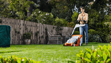 STIHL RMA 239 C została uznana za najlepsze urządzenie w swojej klasie w teście kosiarek przeprowadzonym przez Stiftung Warentest. Lekka i zwrotna kosiarka akumulatorowa kosi trawnik szybko, cicho i bez spalin. STIHL RMA 239 C została uznana za najlepsze urządzenie w swojej klasie w teście kosiarek przeprowadzonym przez Stiftung Warentest. Lekka i zwrotna kosiarka akumulatorowa kosi trawnik szybko, cicho i bez spalin.