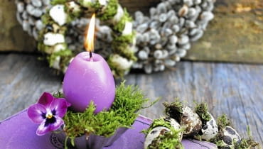 dekoracja świąteczna, świeczka w kształcie jajka Eierkerze selber machen, Step vorhanden (Kerze sitzt hier in einem Bett aus Moos in einem Backf^rmchen, im Hintergrund ein Kranz aus Weidek tzchen und Wachteleiern) SLOWA KLUCZOWE: April Backf^rmchen brennend Buch DIY Ei Eierkerze Fr´hling Hornveilchen Kerze Kranz Kreatividee M rz Moos Ostern selber machen Viola cornuta Wachs Wachsreste Wachteleier Weidek tzchen