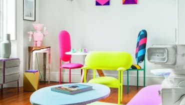 Na stuprocentowo papierowym dywanie Paper Carpet (proj. Scholten & Baijings) błękitny stolik ze spienionego poliuretanu z kolekcji Cotton Candy holenderskiej pracowni Handmade Industrials. W rogu niski złoty taboret autorstwa Karen Chekerdjian. Na stuprocentowo papierowym dywanie Paper Carpet (proj. Scholten & Baijings) błękitny stolik ze spienionego poliuretanu z kolekcji Cotton Candy holenderskiej pracowni Handmade Industrials. W rogu niski złoty taboret autorstwa Karen Chekerdjian.
