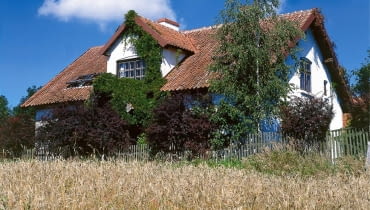 Zarośnięty ganeczek wejściowy po remoncie zmienił swą funkcję - teraz gospodarze mogą tu wyjść na poranną kawę prosto z sypialni. UWAGA ! PONOWNA PUBLIKACJA ZA ZGODA WLASCICIELI !