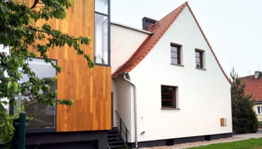 To, że dzięki decyzji sąsiadów zza ściany, udało się obie części bliźniaka rozbudować w podobny sposób, architekci traktują jako wyraz uznania dla nietypowego pomysłu i cenną nagrodę za włożoną w projekt pracę. dom jednorodzinny, przebudowa domu, domy realizacje