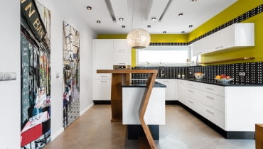 Białe meble kuchenne i ściany w musztardowym kolorze. Białe meble kuchenne i ściany w musztardowym kolorze.