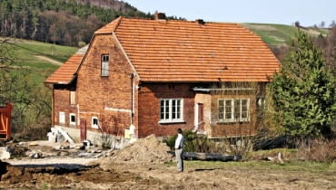W ścianie szczytowej budynku dawniej było wejście do części gospodarczej. Obecny wygląd tej elewacji na poprzednim zdjęciu W ścianie szczytowej budynku dawniej było wejście do części gospodarczej.