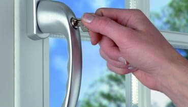 Same mocne szyby nie zwiększą znacząco poziomu bezpieczeństwa w domu. Złodzieje rzadko wybijają szyby, gdyż powoduje to zbyt dużo hałasu, dlatego należy również pamiętać o wzmocnieniu konstrukcji okna okna, okno