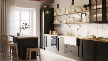 Półki w kuchni zamiast szafek wiszących