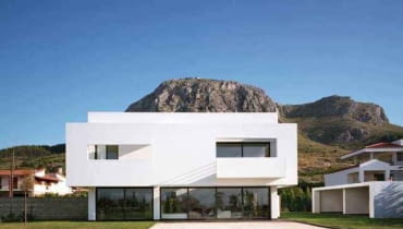 Willa nad wykopaliskiem w antycznym Koryncie projektu greckiego architekta Spirosa Papadopoulosa willa, modernizm, grecja, dom jednorodzinny