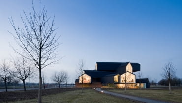 VitraHaus to jeden z najnowszych obiektów w kampusie Vitra w niemieckim mieście Weil nad Renem. Dzieło pracowni Herzog & de Meuron to jedno z wielu wykonanych przez światową czołówkę architektów. niemcy, herzog and de meuron, nietypowe, minimalizm