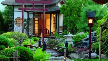 Pawilon herbaciany z łagodnym światłem lampionów to najważniejszy akcent ogrodu.