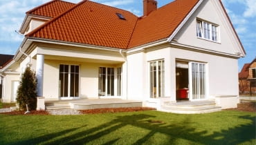 Dom od strony ogrodu. Kolumna w narożniku powtarza motyw zastosowany również przy wejściu do budynku. UWAGA ! PONOWNA PUBLIKACJA ZA ZGODA WLASCICIELI !