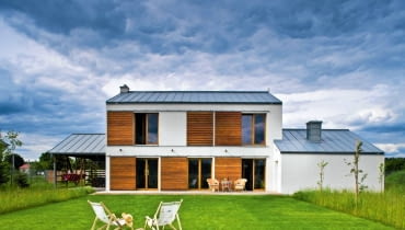 Dom na obrzeżach lasu został zaprojektowany minimalistycznie. I to zarówno z zewnątrz, jak i w środku. Zdaniem gospodarzy, a zarazem autorów projektu, prosta bryła idealnie harmonizuje z otoczeniem. <BR /> DOM. Atutem minimalistycznego domu są duże okna oraz elewacja wykończona częściowo modrzewiem. Minimalizm panuje też w ogro-dzie - gospodarzom wystarcza łąka z wystrzyżonym trawnikiem. Dom na obrzeżach lasu został zaprojektowany minimalistycznie. I to zarówno z zewnątrz, jak i w środku. Zdaniem gospodarzy, a zarazem autorów projektu, prosta bryła idealnie harmonizuje z otoczeniem. <BR /> DOM. Atutem minimalistycznego domu są duże okna oraz elewacja wykończona częściowo modrzewiem. Minimalizm panuje też w ogro-dzie - gospodarzom wystarcza łąka z wystrzyżonym trawnikiem.