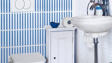 Gdy w łazience nie mieści się standardowa szafka dostępna w sklepie, trzeba wykonać ją na wymiar. Namawiamy, aby zrobić to samodzielnie.