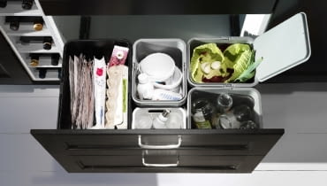 Kosze i worki przystosowane do selektywnej zbiórki śmieci to przedmioty, z którymi zaprzyjaźnić muszą się ci, którzy zadeklarowali segregowanie odpadów. Na zdjęciu Rationell, 9-elementowy zestaw do sortowania odpadów, pasuje do szafek o szerokości 80 cm. Cena 139,91 zł, IKEA segregacja śmieci,segregowanie śmieci, kosze na śmieci, pojemniki na odpady