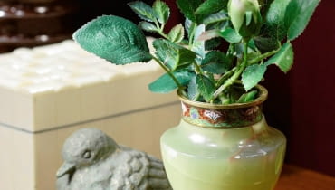 <B>Wyszczerbiony alabastrowy wazon znów może być piękny! Pokazujemy, jak zrobić mu plombę. Tą metodą można też naprawić przedmioty z marmuru czy kamienia.</B> <BR />Nawet gdy ślady renowacji są nieco widoczne, naprawiony stary wazon i tak wygląda pięknie. WNETRZA WAZON STYLIZACJA MARIANNA BAUMAN FOT. RADOSLAW WOJNAR PUBLIKACJA CZTERY KATY NR 2 (208) - 2 2009 SLOWA KLUCZOWE: WNETRZA NACZYNIA ZDJĘCIE DO WKŁADKI: PUBLIKACJA CZTERY KATY NR 2 (208) - CZASOPISMA