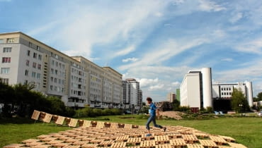 Plac zabaw na tyłach urzędu dzielnicy Targówek 15.07.2012 , WARSZAWA , PLAC ZABAW REPLAY NA TYLACH URZEDU DZIELNICY TARGOWEK . FOT. STEFAN ROMANIK / AGENCJA GAZETA