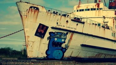 Wrak Duke of Lancaster jest znacznie ciekawszym tłem dla twórców street artu niż boczne uliczki wielkich miast i hale garażowe. Wrak Duke of Lancaster jest znacznie ciekawszym tłem dla twórców street artu niż boczne uliczki wielkich miast i hale garażowe.