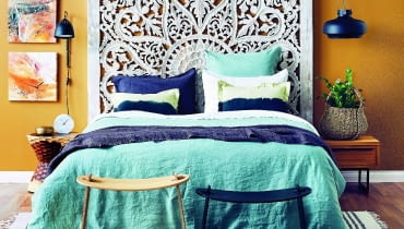 Główna ozdoba tej sypialni - efektowny zagłówek. Aby go odpowiednio wyeksponować, ścianę za nim pomalowano na kontrastowy kolor, który wydobył piękno ażurowego wzoru. Główna ozdoba tej sypialni - efektowny zagłówek. Aby go odpowiednio wyeksponować, ścianę za nim pomalowano na kontrastowy kolor, który wydobył piękno ażurowego wzoru.