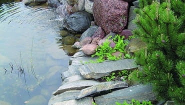 Płyty granitowe wystają nad taflę wody, aby folia na pionowym brzegu była niewidoczna. Płyty granitowe wystają nad taflę wody, aby folia na pionowym brzegu była niewidoczna.