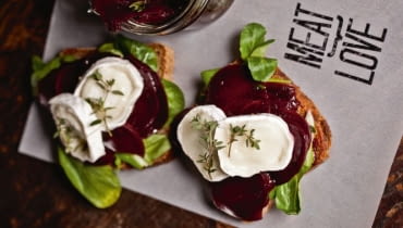 Nie dyskryminujemy wegetarian - zapewniają właściciele Meat Love. Dla nich wymyślili kanapkę Buraccio, z plastrami pieczonego buraka, kozim serem i świeżym tymiankiem.
