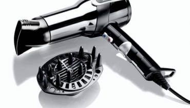 <B>Nowoczesna suszarka rozwiązuje wiele problemów z włosami. Dzięki zastosowaniu dodatkowych funkcji chroni ich kolor, nawilża i zapewnia im zdrowy wygląd. Ułatwia także ułożenie modnych kunsztownych fryzur.</B> <BR >SUSZARKA DO WŁOSÓW PRO 2000W TURBO, 3 poziomy temperatury, 2 stopnie siły nadmuchu, chłodne powietrze, jonizator, dyfuzor. Moc 2000 W, 159 zł, Babyliss