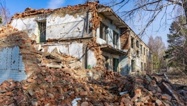 Czy warto kupić działkę z domem do rozbiórki?