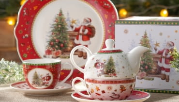 Filiżanka z czajniczkiem, talerze świąteczne na Boże Narodzenie Santa Claus