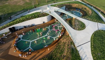 Wodny i naturalny plac zabaw w Parku Jaworek w Tychach. Proj. RS+ Robert Skitek