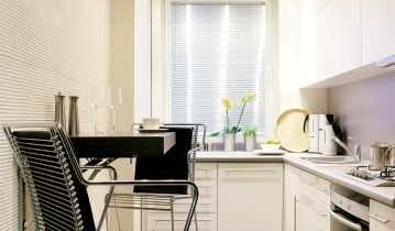 W tej nieustawnej kuchni zmieścił się tylko niewielki kącik śniadaniowy. Opuszczany blat został przymocowany do ściany w takim miejscu, by nawet po podniesieniu nie przeszkadzał w pracy i nie utrudniał poruszania się po pomieszczeniu.