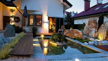 POD DREWNIANYM POMOSTEM umieszczono reflektory, które zaznaczają jego krawędź UWAGA ! PUBLIKACJA WYLACZNIE PO UZYSKANIU ZGODY REDAKCJI OGRODOW 06.10.2010 WARSZAWA , UL. RETMANSKA , DOM , OGROD JAPONSKI - PROSTOKATNY STAW , KOMPOZYCJA KAMIENNYCH GLAZOW , OSWIETLENIE , OZDOBNE TRAWY DLA CZASOPISMA OGRODY FOT. ARKADIUSZ SCICHOCKI / AGENCJA GAZETA PUBLIKACJA OGRODY NR 12 (140) - 12 2010 SLOWA KLUCZOWE: OGROD JAPONSKI ARCHITEKTURA WODA OSWIETLENIE ROSLINA ZDJĘCIE DO WKŁADKI: PUBLIKACJA OGRODY NR 12 (140) - CZASOPISMA