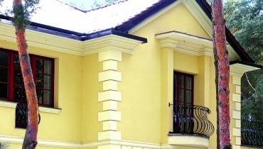 Na zwykłej elewacji często wprowadza się dodatkowe podziały architektoniczne lub stosuje się detale dekoracyjne Na zwykłej elewacji często wprowadza się dodatkowe podziały architektoniczne lub stosuje się detale dekoracyjne