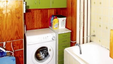 PRZED ZMIANĄ. W bardzo małej łazience (niespełna 4 m kw.) oprócz podstawowych urządzeń sanitarnych znajdowały się też liczne szafki i pralka. Cóż, trudno tu mówić o komforcie. 01.09.2008 WARSZAWA