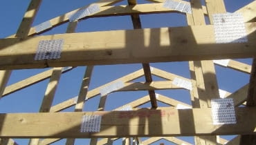Nowoczesna drewniana więźba dachu. Łączniki metalowe ułatwiają jej montaż z pojedynczych elementów drewniana więźba dachu,drewniana konstrukcja dachu,złącza ciesielskie,łączniki do drewna,więźba dachowa