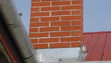 Kominy, z otworami 'na przestrzał', na których zakłada się kratki, to nieodłączny element domów z wentylacją grawitacyjną. 25.02.2004 RADZYMIN DOM BUDOWA INSTALACJA GRZEWCZA KOMIN FOT. WOJCIECH SURDZIEL / AGENCJA GAZETA PUBLIKACJA LADNY DOM NR 5 (67) - 5.2004