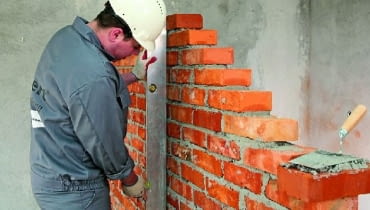 Ściany z cegieł pełnych zwykłych są ciężkie, ale mają dużą wytrzymałość i dobrze tłumią hałas
