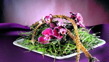 1. Stroik DANIE NA OSTRO Na ceramicznym talerzu usypano gęsty kopczyk z sosnowych igieł. Ukryto w nim plastikowe fiolki, w których umieszczono pędy storczyka falenopsis. Na wierzchu ułożono nagie gałązki sosny. 26.01.2010 WARSZAWA