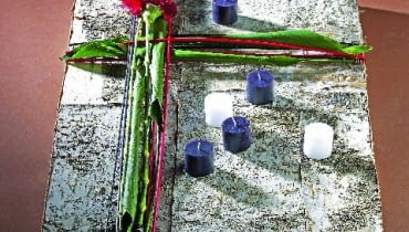 3, BRZOZA Płaty kory brzozowej przyklejonodo styropianu. Rośliny: goździki,liście aspidistry oraz czerwonei czarne trzcinki przymocowanodo podkładu haftkami z drutu.Zarówno kwiaty, jak i liściemają woskowane końce.