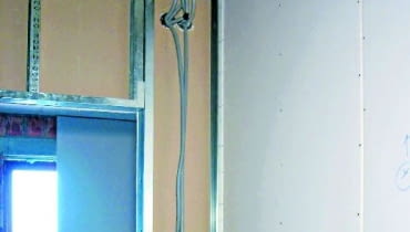 W ściankach z płyt g-k umieszcza się puszki ze specjalnymi zaczepami, które ułatwiają ich montaż instalacja elektryczna